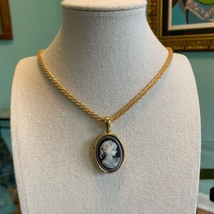 Vintage 2000 Precious  Moments 
Cameo Locket Pendant Necklace